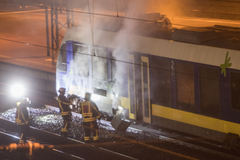 Am Samstagabend hat es in einem Zug am Bahnhof in Buchholz in der Nordheide gebrannt. Rund 60 Fahrgäste mussten evakuiert werden.