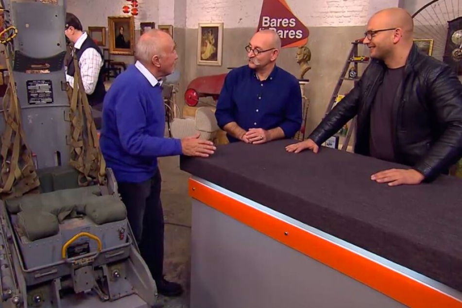 Horst Lichter hört sich die Geschichte des Schleudersitzes genau an.