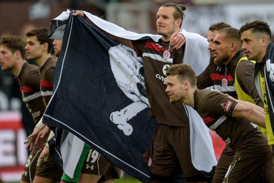 Der FC St. Pauli bietet mit Axel Meier (Mitte) einen Fußballgott gegen den HSV auf. Wird das ausreichen?