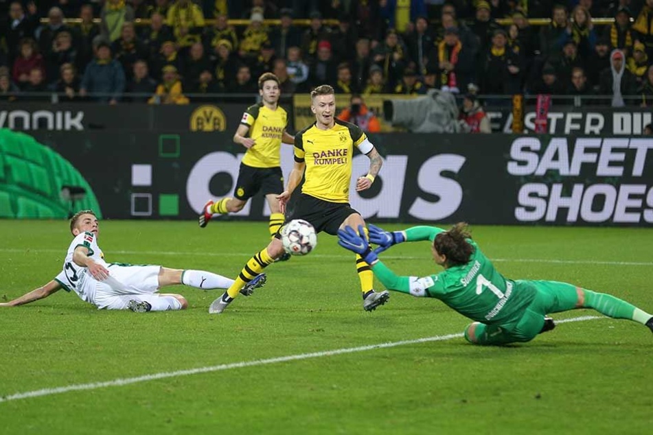 Marco Reus vergibt eine Chance gegen Gladbachs Torwart Yann Sommer.