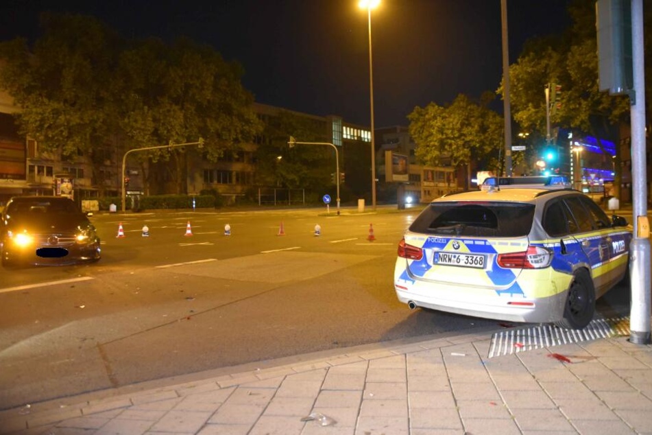 Der Mercedes krachte mit der Front ins rechte Heck des Streifenwagens.