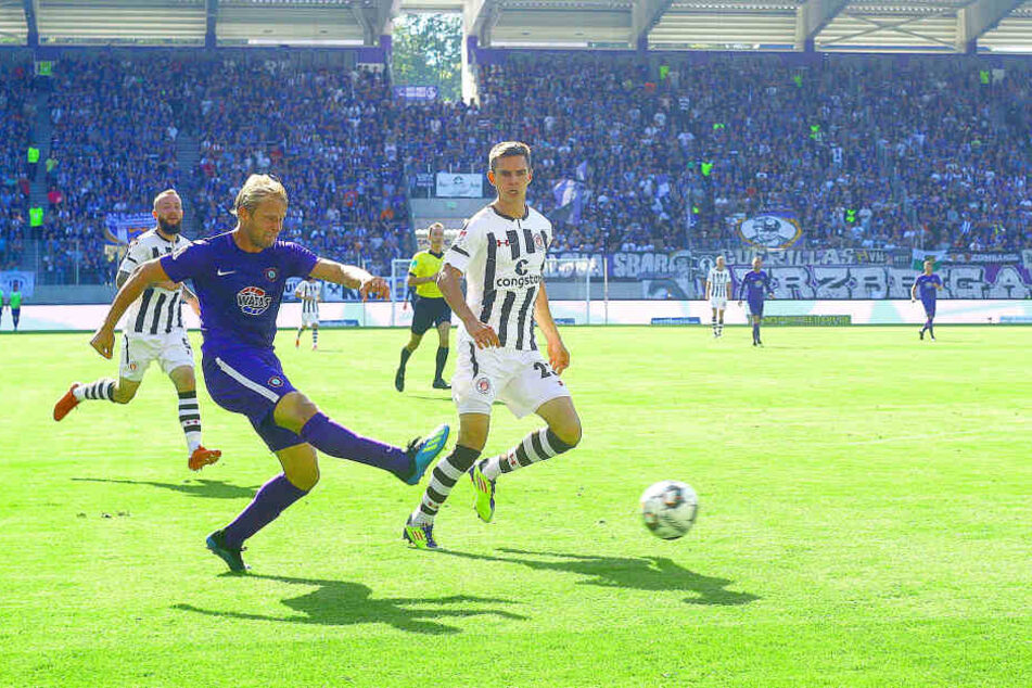 Schon im Hinspiel traf Jan Hochscheidt (l.) gegen St. Pauli. mit diesem Schuss erzielte er den Endstand zum 3:1.
