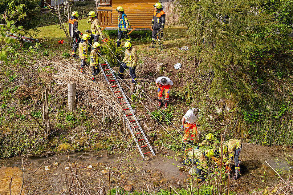 Die verletzt Frau wurde mithilfe einer Schleifkorbtrage gerettet.