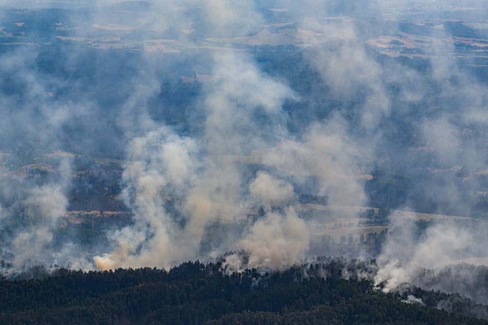 Blick aus einem Hubschrauber der Bundespolizei auf die Waldbrände bei Schmilka.