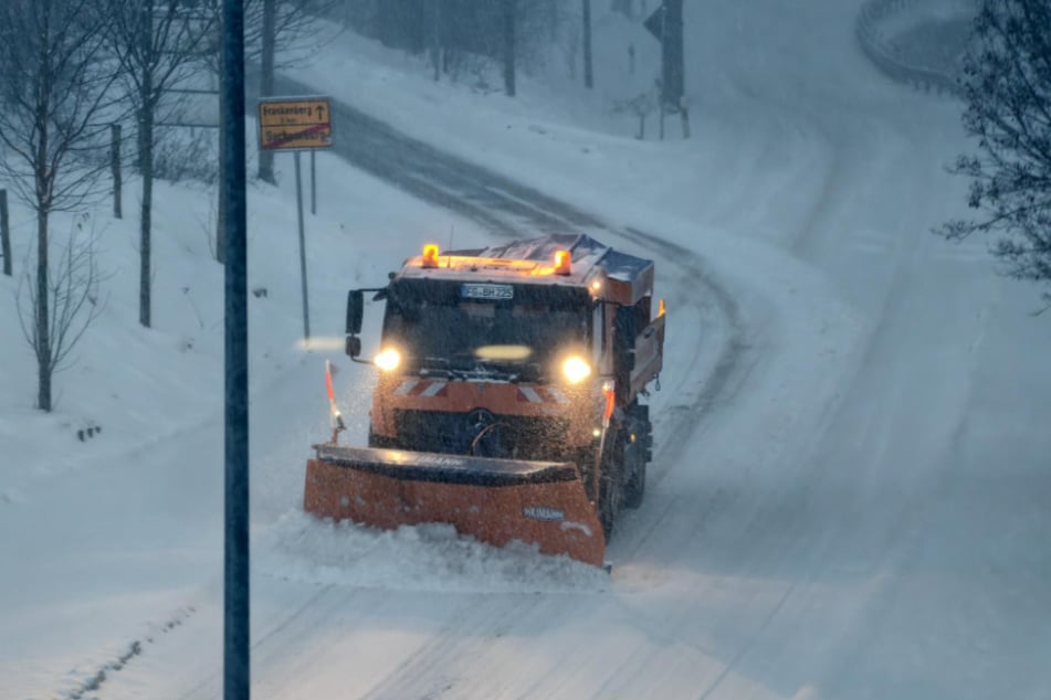 Der Winterdienst ist seit den frühen Morgenstunden in ganz Sachsen in vollem Einsatz.