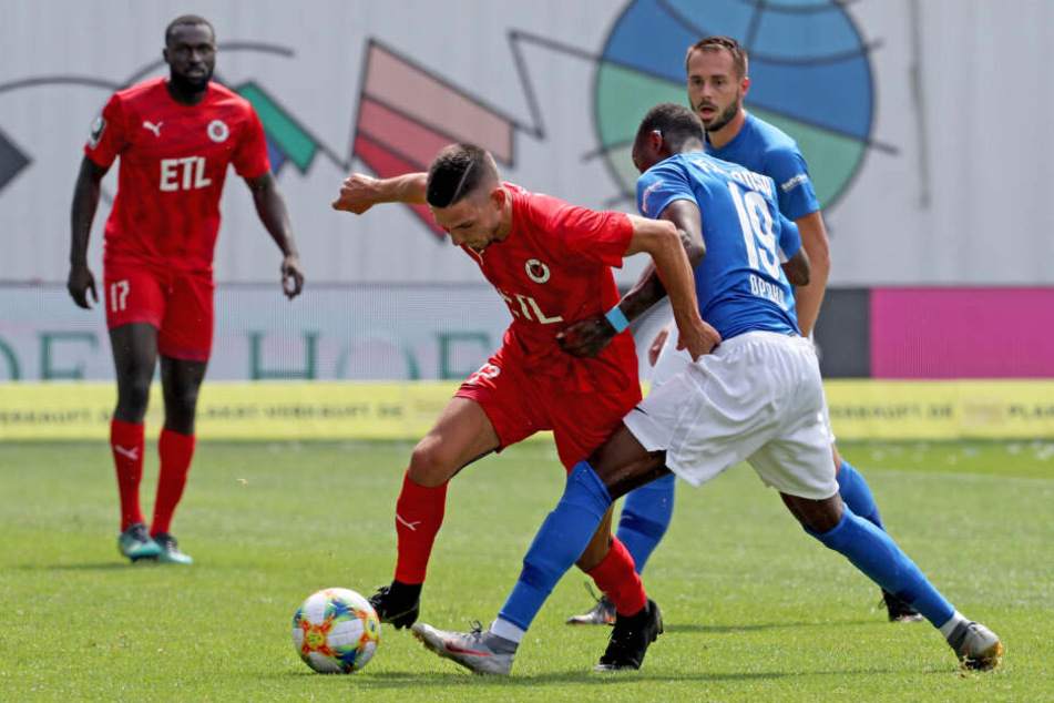 Der Kölner Spieler Marcel Gottschling (2.v.l.) im Zweikampf mit Hansa-Spieler Aaron Opoku (2.v.r.)