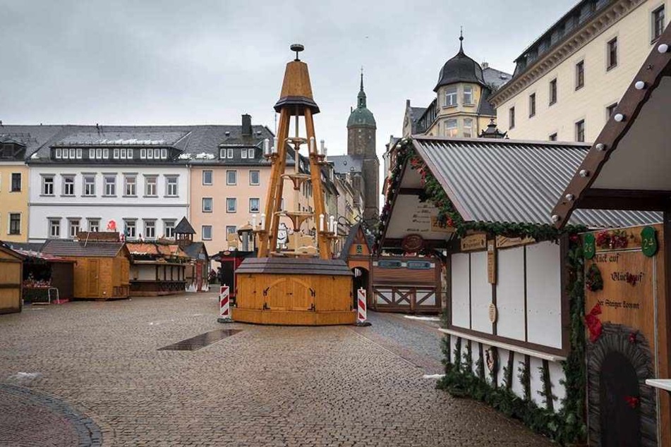 Der Aufbau des Weihnachtsmarkts hat
schon begonnen, mittendrin steht die Pyramide.