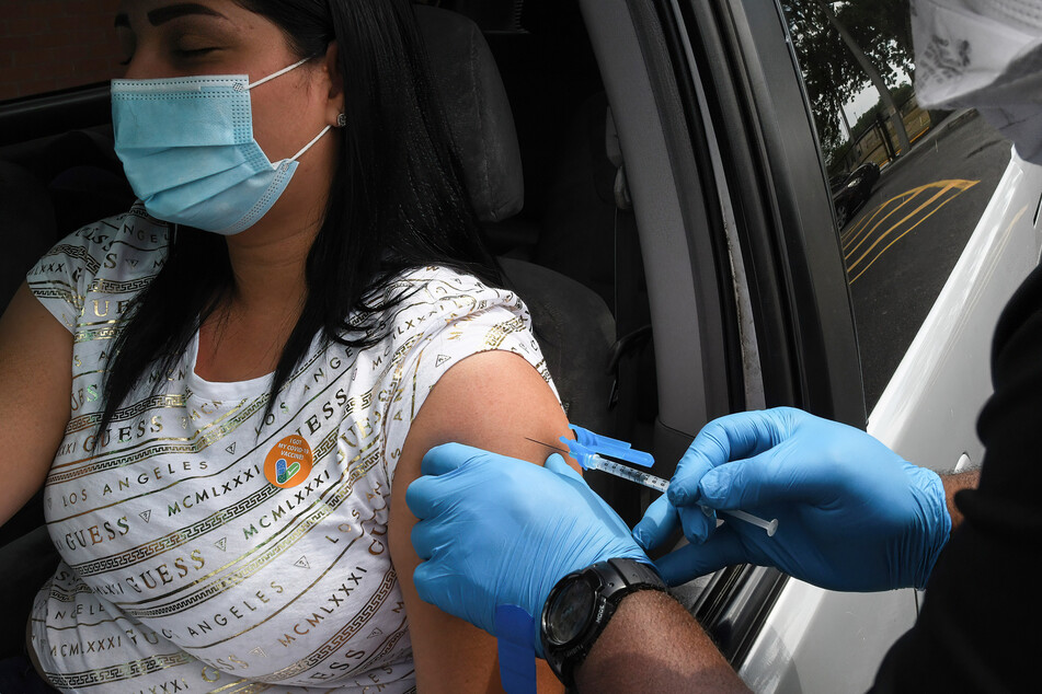 Orlando, USA: Eine Frau bekommt an einer Drive-Thru-Impfstelle ihre Impfung gegen das Coronavirus mit der Vakzin von Johnson & Johnson.