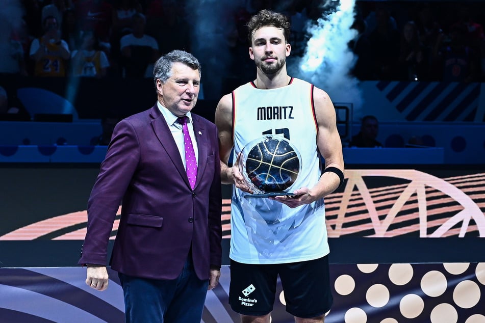 Franz Wagner (24) fue seleccionado para el equipo del torneo y llevó simbólicamente a su hermano para honrarlo.