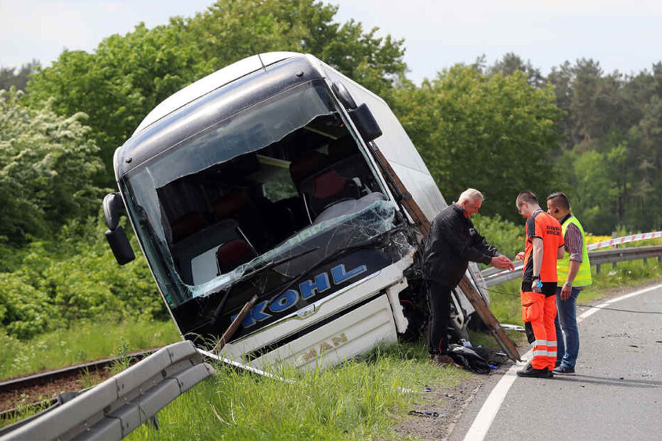 Ein aus Deutschland kommender Reisebus ist in Polen mit einem deutschen Pkw zusammengeprallt.