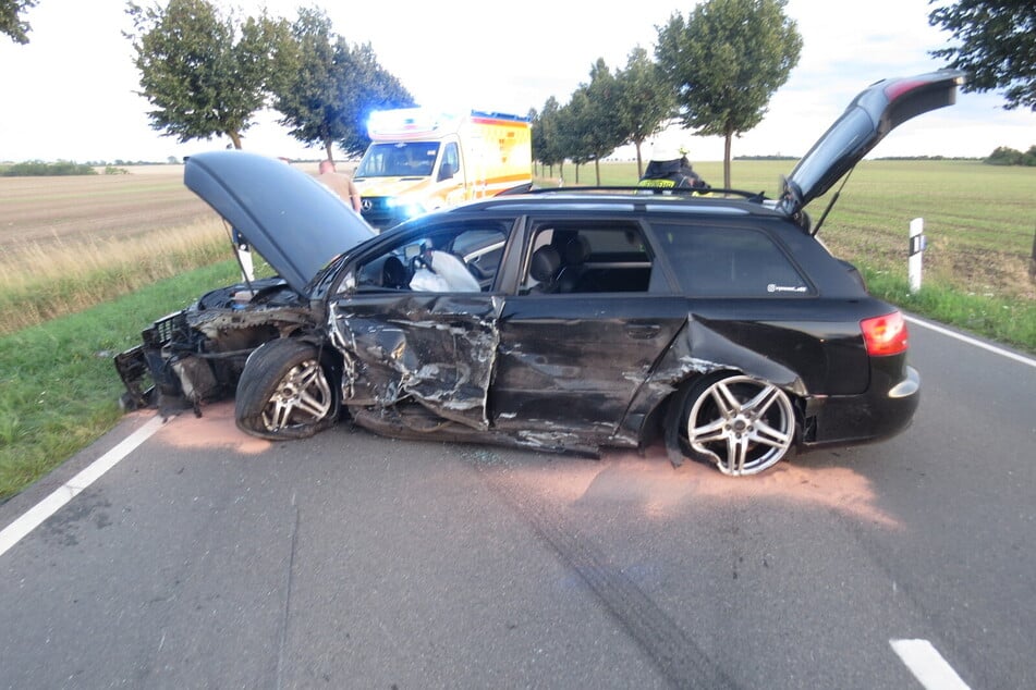 Die beiden Unfallwagen wurden stark beschädigt.