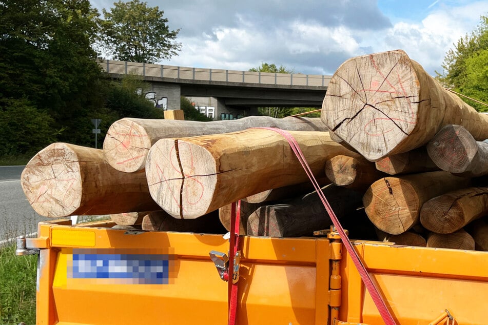 Final-Destination-Vibes auf Autobahn: Polizeistreife greift ein und stoppt Lkw