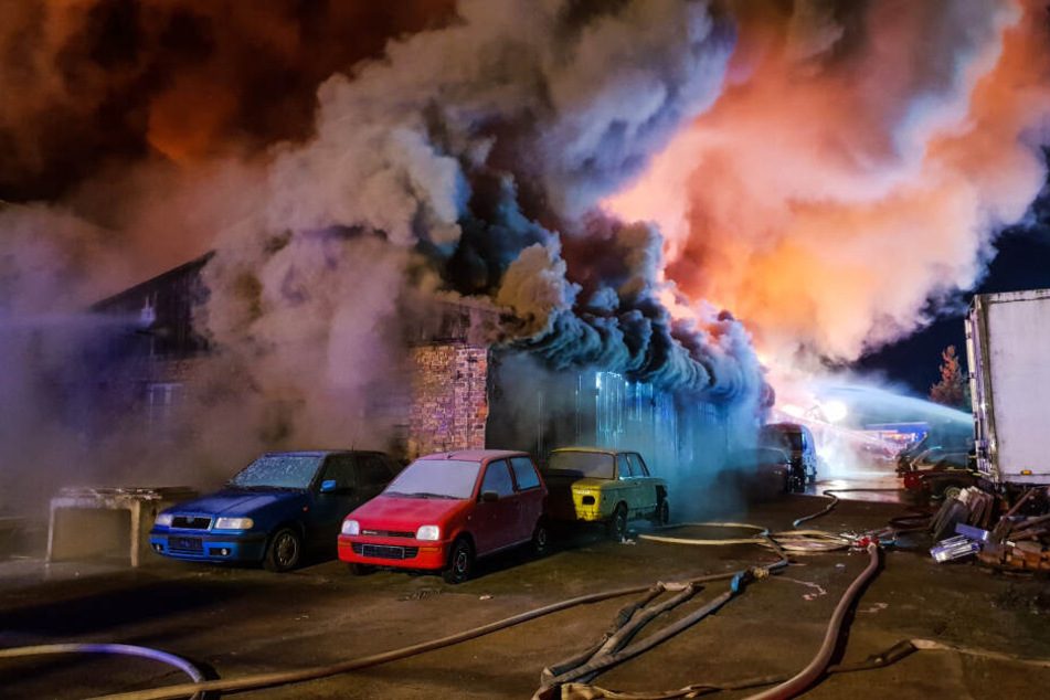 Die Feuerwehr kämpft seit Stunden gegen die Flammen.