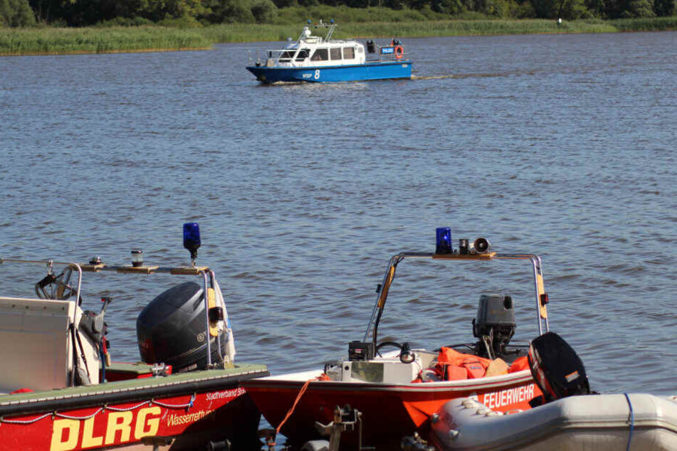 Die Polizei sucht mit Tauchern nach der vermissten Schwimmerin.
