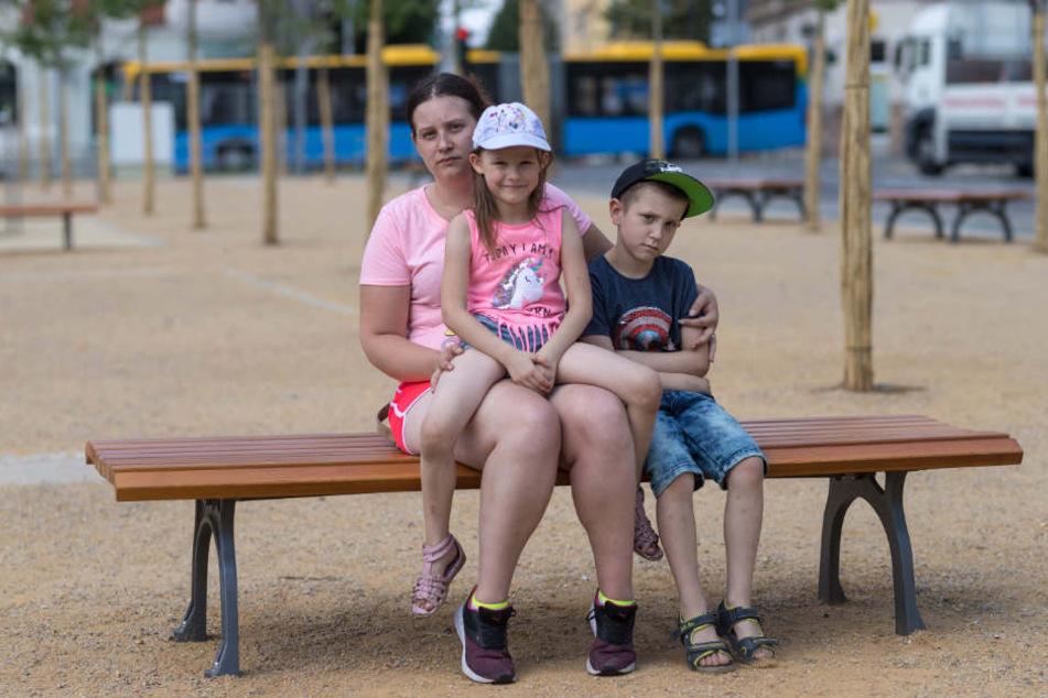 Nachbarin Nicole Jentzsch (28) hat Angst um ihre beiden Kinder Alina (6) und Leon (8). Sie wünscht sich einen Zaun.