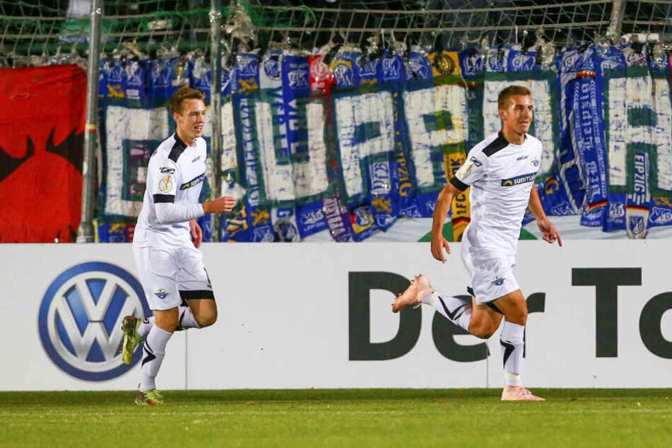 Paderborn (rechts 2:0-Torschütze Uwe Hünemeier) freute sich über den zweiten Achtelfinal-Einzug in Folge.
