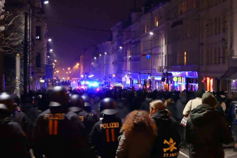 Rund 1.300 Demonstranten waren am Samstagabend in der Leipziger Südvorstadt unterwegs.