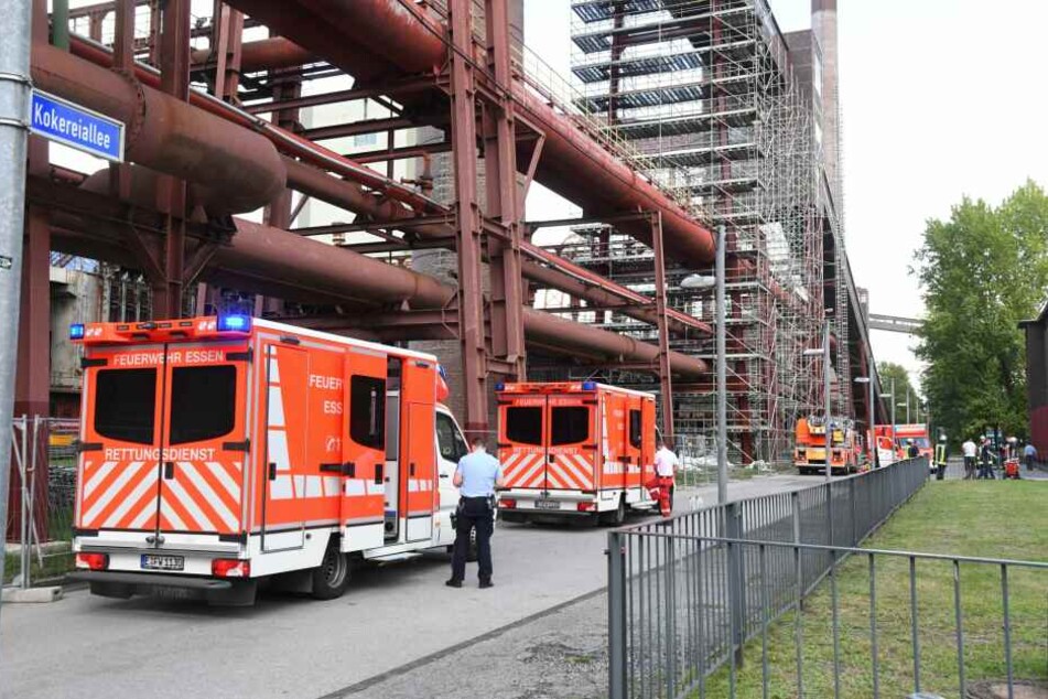 Rettungswagen stehen auf dem Gelände der Zeche Zollverein neben einem Baugerüst.