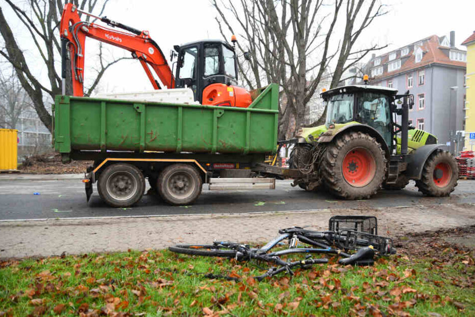 Das Fahrrad geriet unter den Anhänger, der Radler wurde wiederum darunter eingeklemmt.