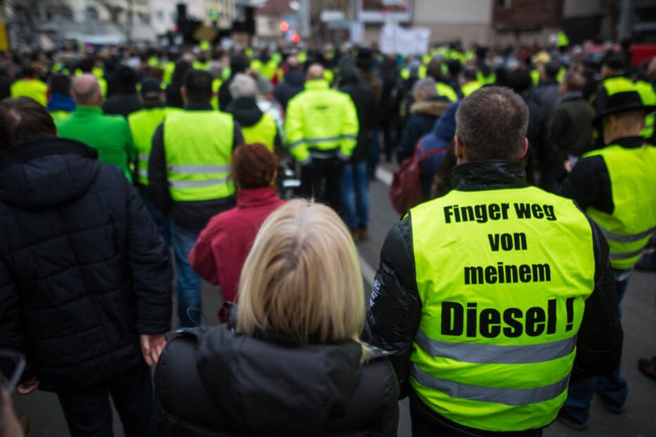 Demonstranten in gelben Westen bei einer Demonstration gegen Diesel-Fahrverbote am Neckartor.