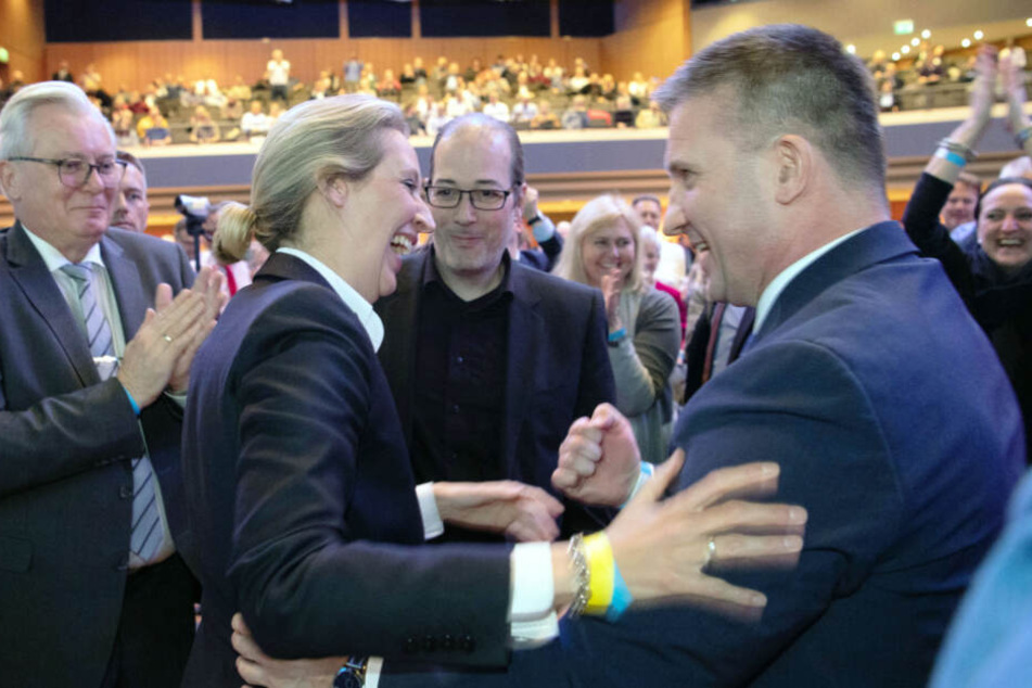 Alice Weidel jubelt nach ihrer Wahl zur Landesvorsitzenden.