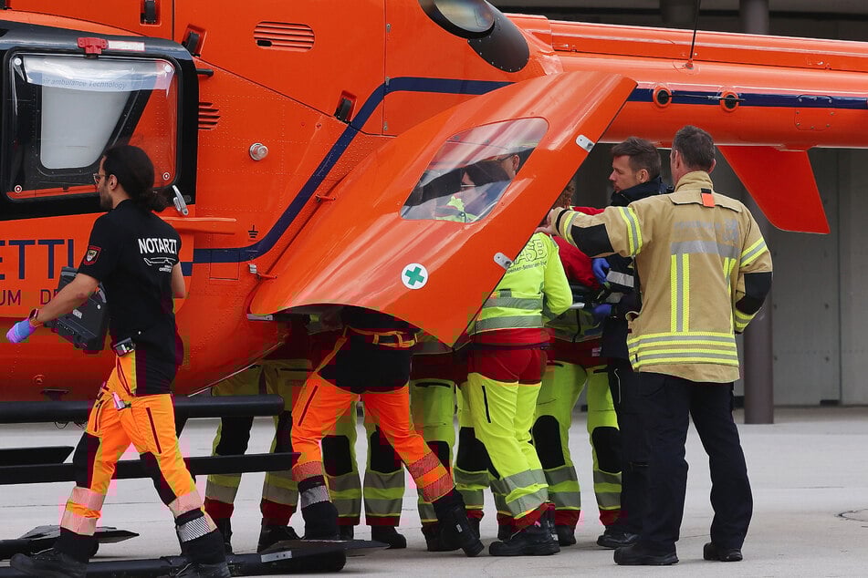 Einer der beiden Arbeiter wurde mit einem Rettungshubschrauber in eine Klinik gebracht, wo er nun versorgt wird.