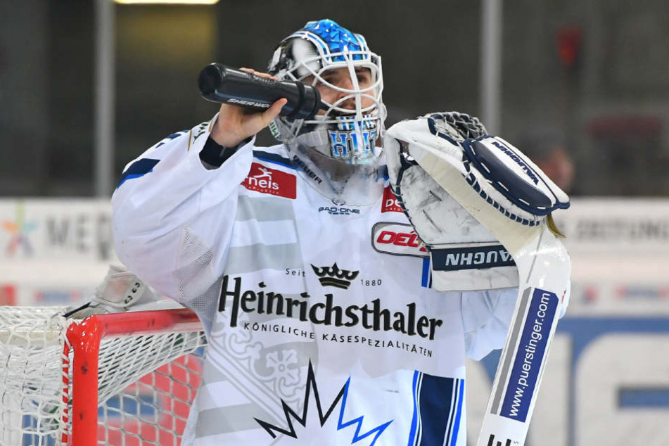 Schade! Eislöwen-Keeper Marco
Eisenhut hatte sich nach den super Paraden ein Spiel ohne Gegentor verdient.
Doch kurz vor Schluss war der Traum geplatzt.
