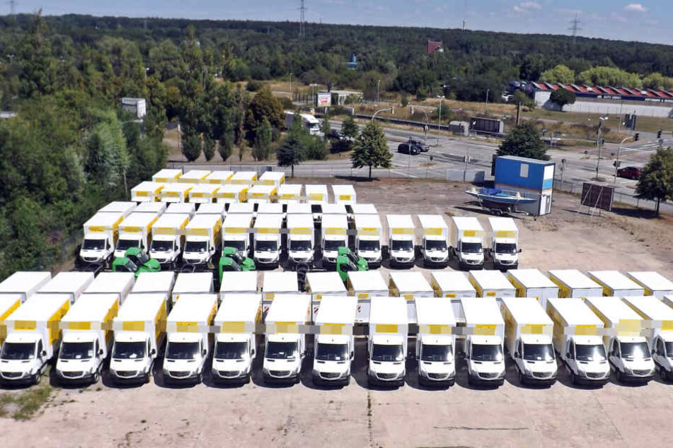 Die Polizei veröffentlichte ein Foto der angegriffenen Fahrzeugflotte.