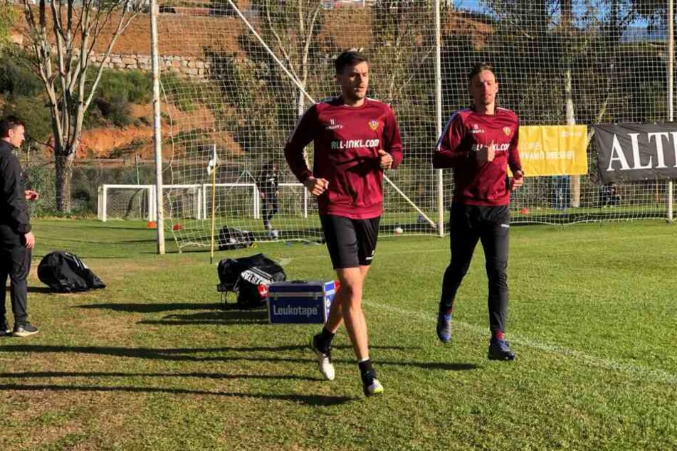 Alex Jeremejeff und Jannik Müller trainieren abseits der Mannschaft.