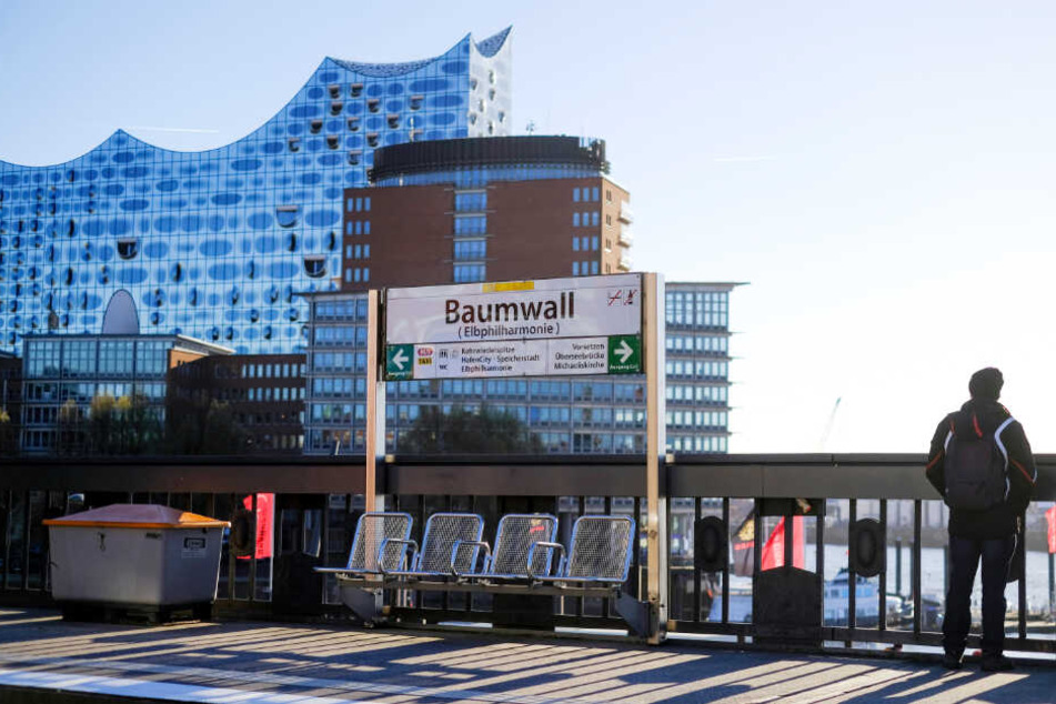 Die Haltestelle Baumwall bietet einen eindrucksvollen Blick auf die Elbphilharmonie und den Hamburger Hafen.