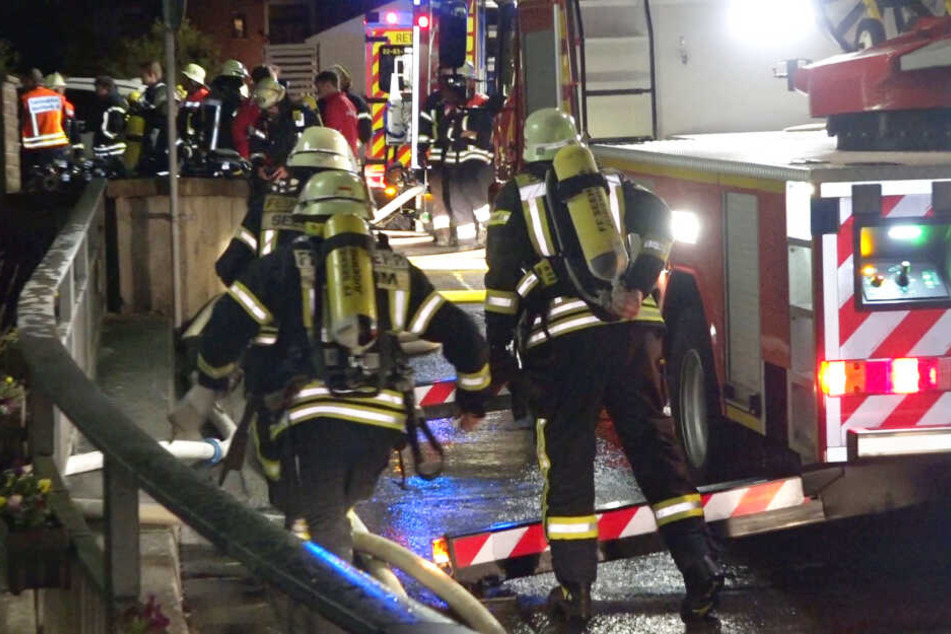 Die Löscharbeiten der Feuerwehr dauerten bis in die Morgenstunden an.