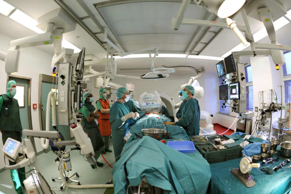 Einer von 600 Patienten muss die an ihm durchgeführte Operation bei vollem Bewusstsein miterleben, schätzt ein Experte. (Symbolbild)