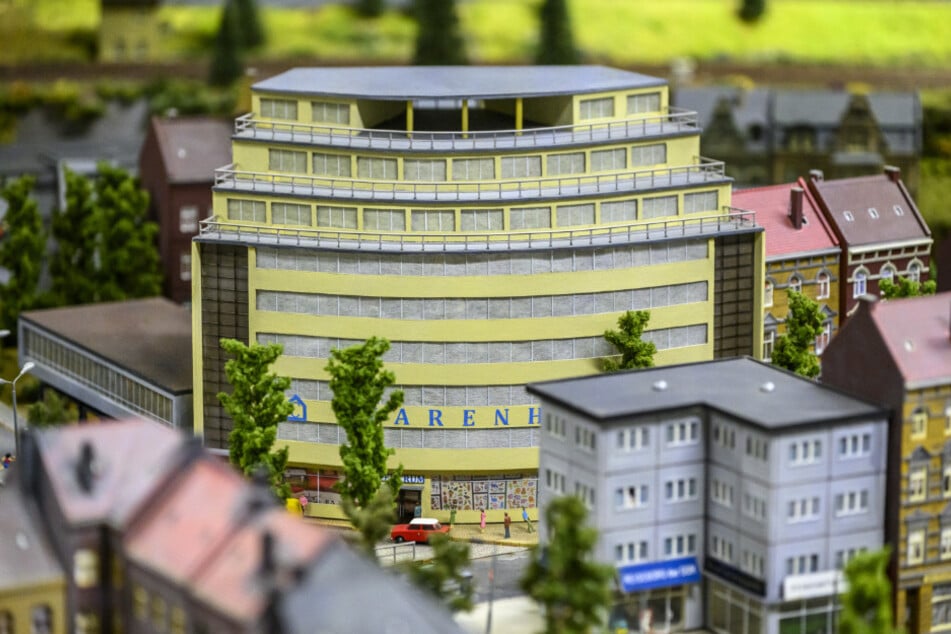 Auch das markante Gebäude des ehemaligen Kaufhaus Schocken ist im Mini-Chemnitz zu finden.