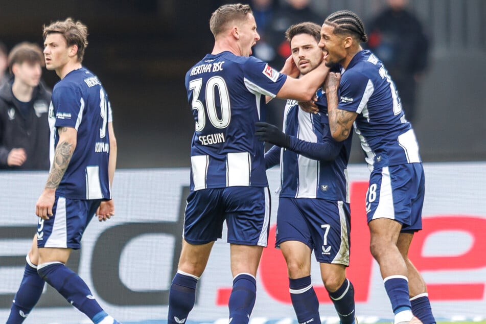 Josip Brekalo (2.v.r.) lässt sich nach dem 1:0 feiern.
