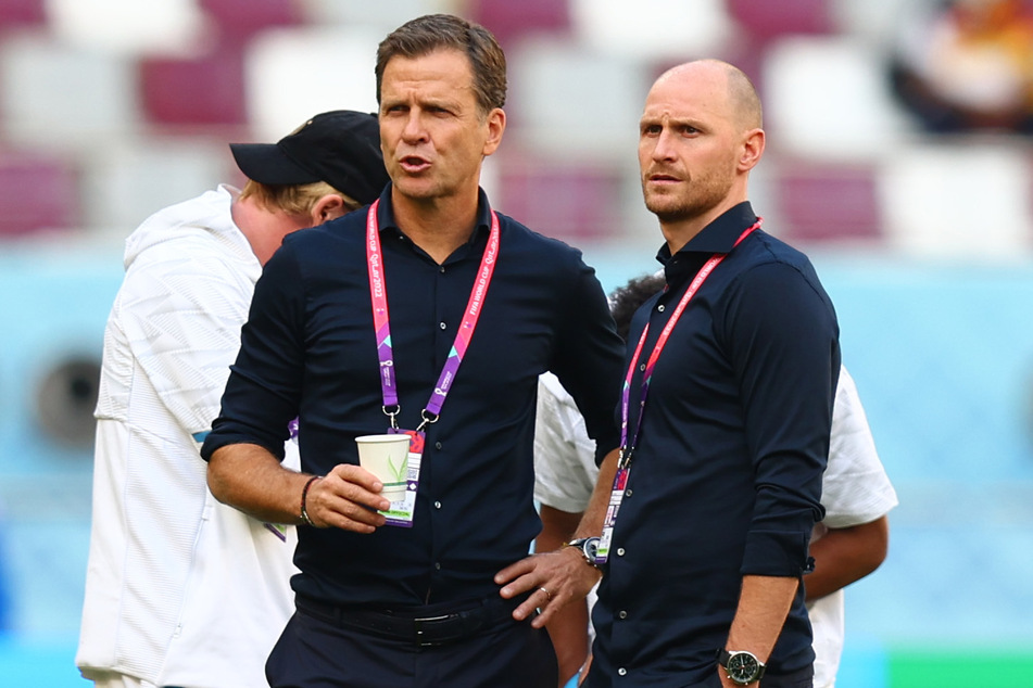 Benedikt Höwedes (34, r.) ist schon seit 2021 im Team-Management der Nationalmannschaft tätig. Hier bei der WM mit seinem ehemaligen Chef Oliver Bierhoff (54, l.).