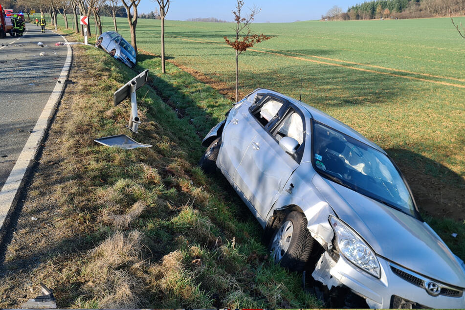 Beide Autos waren nach dem Unfall zwischen Schönfels und Lichtentanne nicht mehr fahrtauglich.