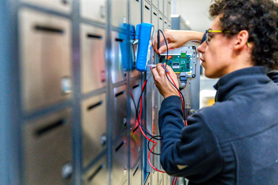 Als Elektroniker (w/m/d) für die Fertigung hältst Du die Systeme und Baugruppen am Laufen.