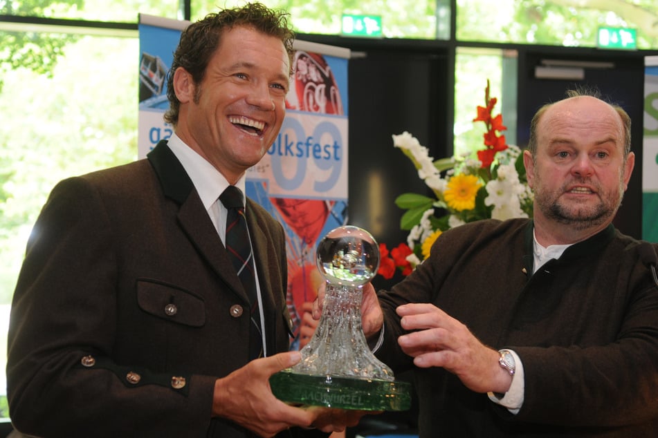 Ex-Ski-Star Armin Assinger (62, l.), hier 2019 bei der Verleihung des bayerischen Dialektikpreises, hat als TV-Moderator in Österreich schon zahlreiche Auszeichnungen erhalten. (Archivfoto)
