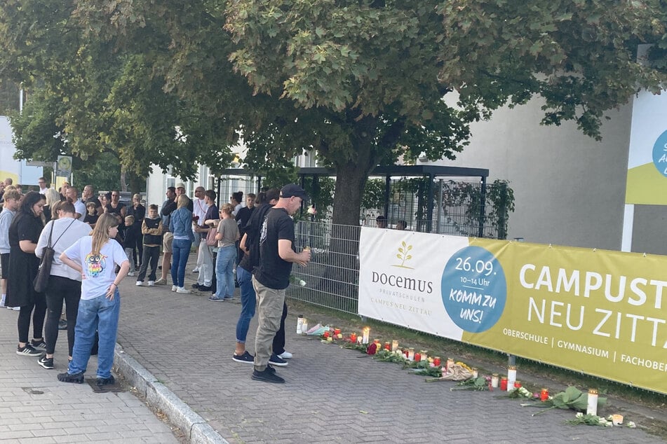 Schüler gedenken der Opfer.