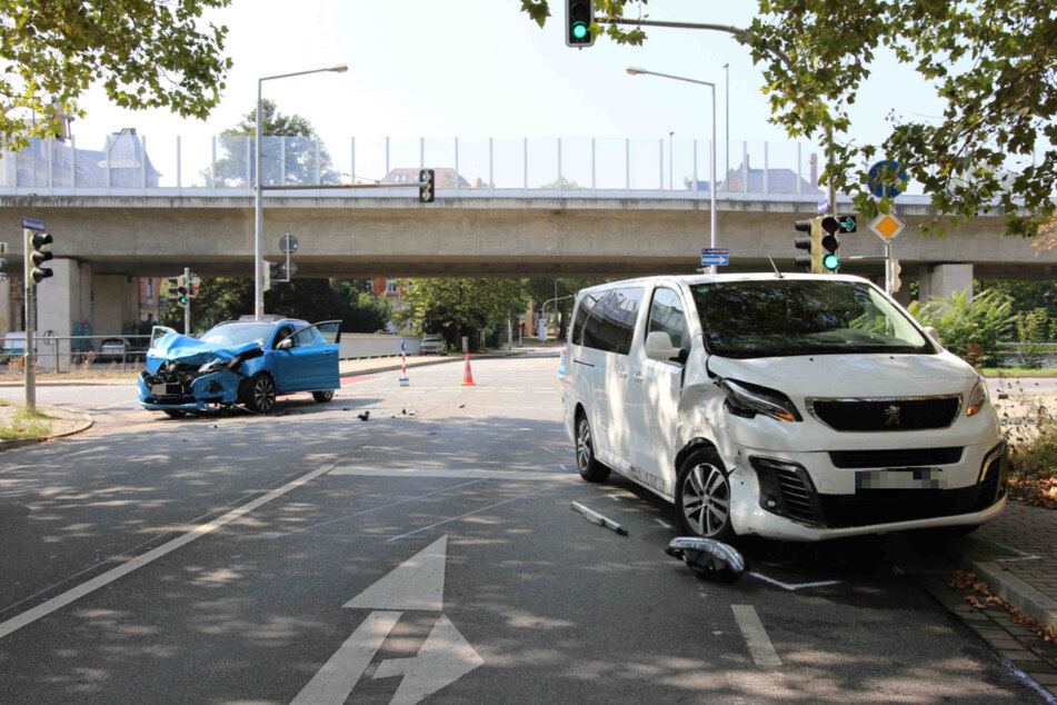Beide Autos wurden durch den Zusammenstoß beschädigt.