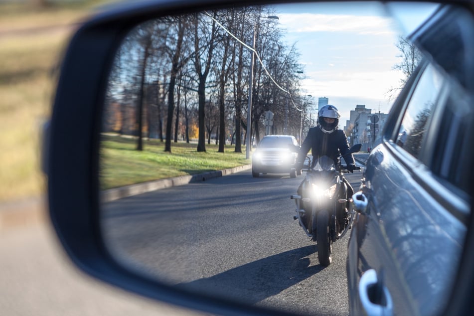 In Magdeburg krachte ein Motorradfahrer mit einem Honda zusammen. (Symbolbild)