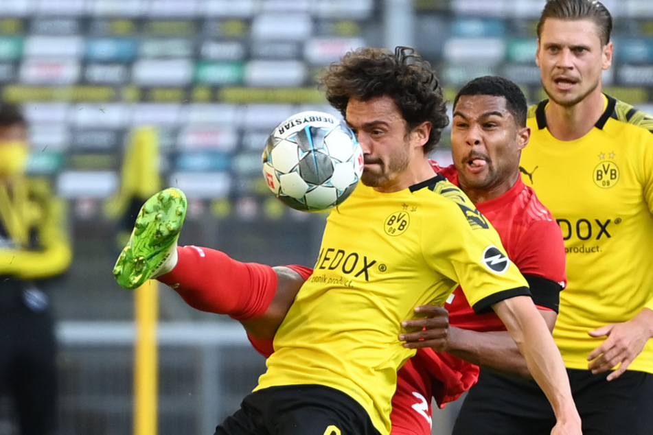 26. Mai 2020: Münchens Serge Gnabry (25, M.) und Dortmunds Thomas Delaney (29, l.) kämpfen um den Ball. Im Hintergrund ist Lukasz Piszczek zu sehen.