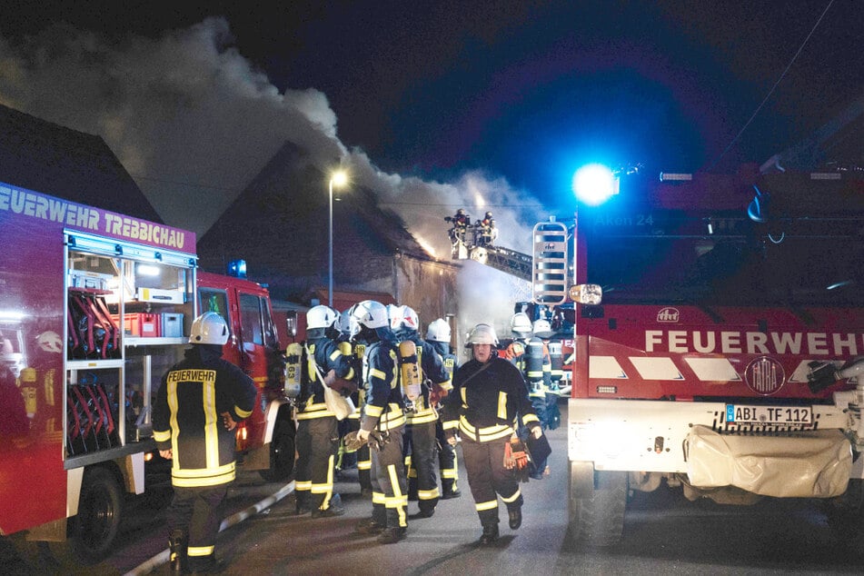 Etwa 90 Kameraden der Feuerwehr waren im Einsatz, mussten teils selbst vom Deutsche Roten Kreuz behandelt werden.