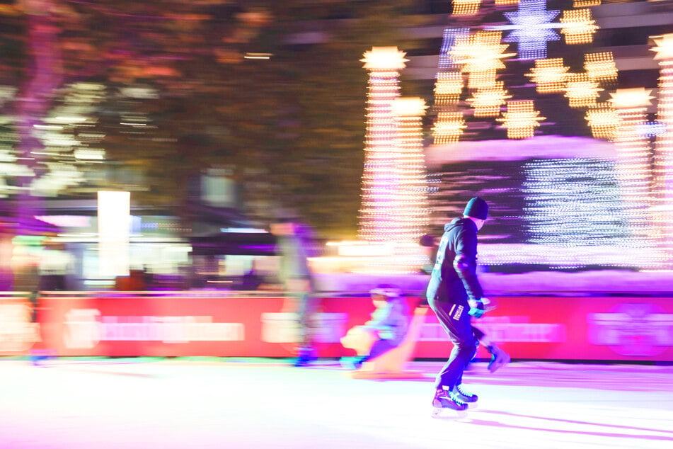 Auf diesem Dresdner Weihnachtsmarkt kann man Schlittschuhlaufen