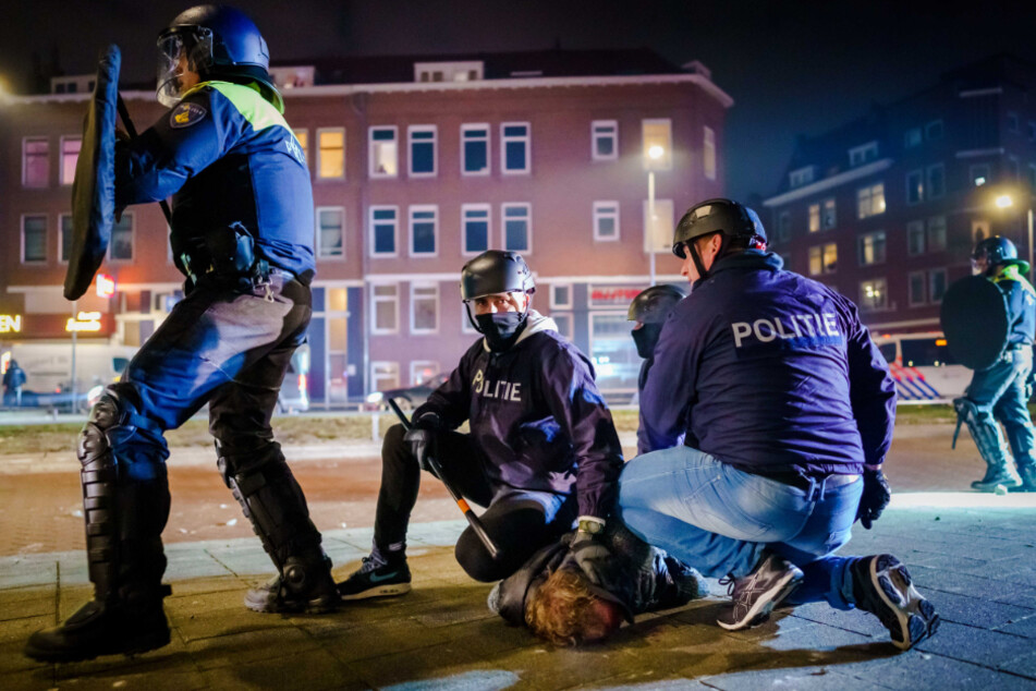 Rotterdam: Ein Mann wird nach einer Konfrontation auf Beijerlandselaan von Polizisten am Boden festgehalten.