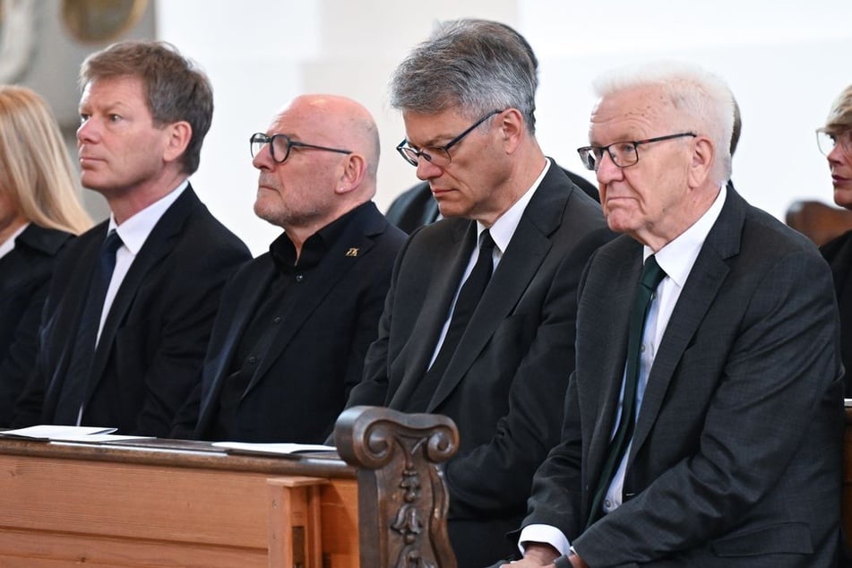 Bahnchef Richard Lutz (v. l.), Winfried Hermann (73, Grüne), Bundesverkehrsminister Patrick Schnieder (57, CDU) und Winfried Kretschmann (77, Grüne) nahmen am Gottesdienst teil.