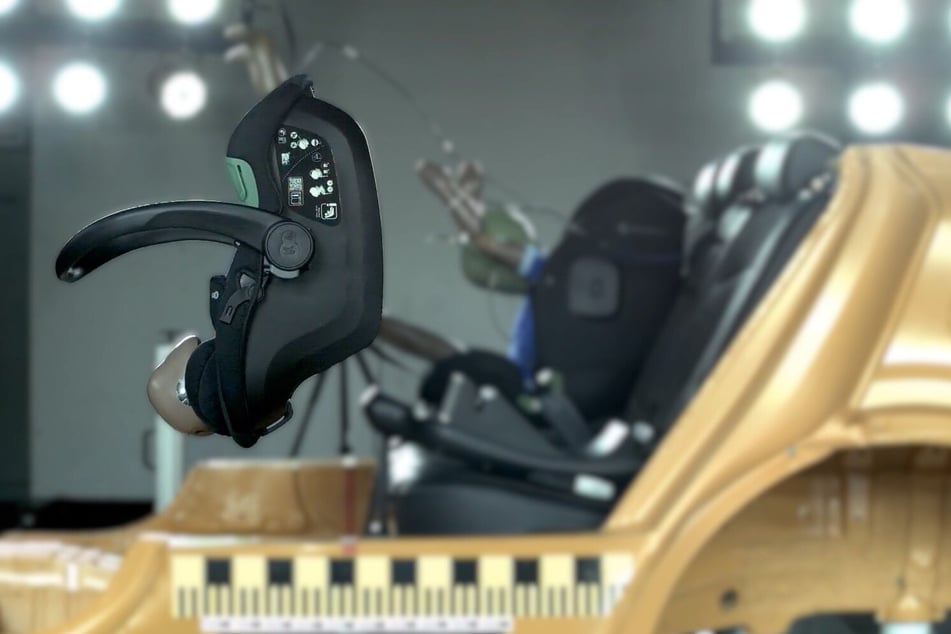 Im Frontalcrash schleuderte diese Babyschale von "Kinderkraft" durch die Prüfkarosse.