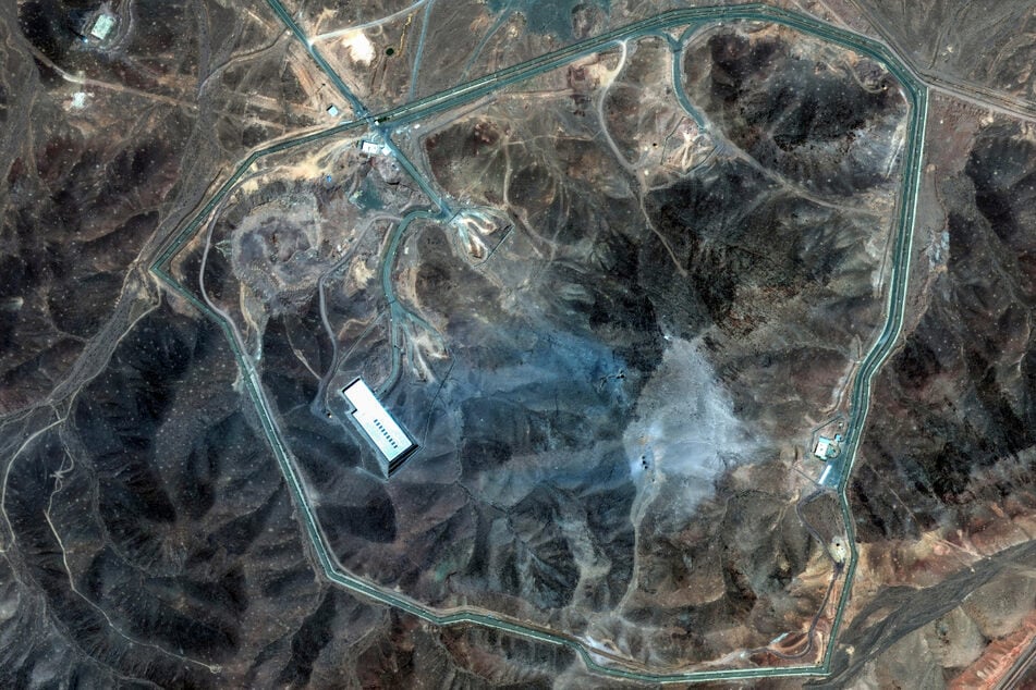 Dieses von Maxar Technologies zur Verfügung gestellte Satellitenbild zeigt die Schäden an der Anreicherungsanlage Fordo im Iran nach den US-Angriffen vom 22. Juni.