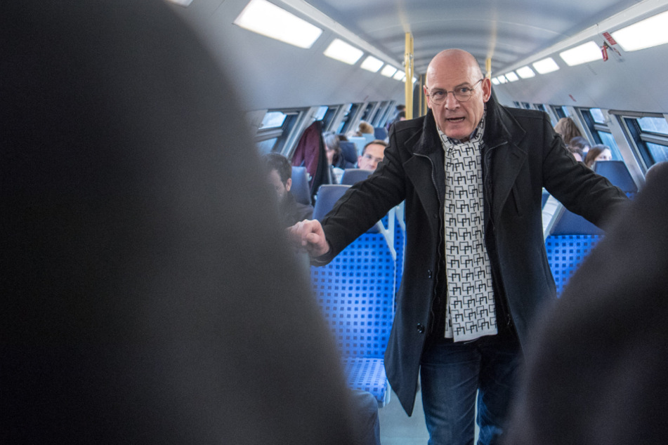 Verkehrsminister Winfried Hermann in einem Zug.