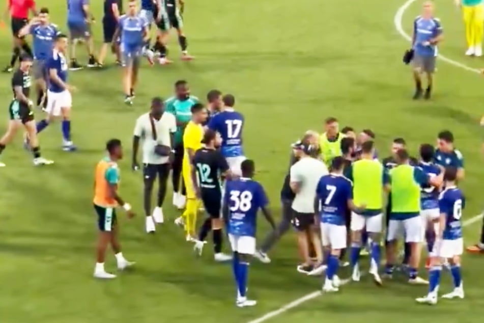 Auch Ersatzspieler und Betreuer stürmten aufs Feld.